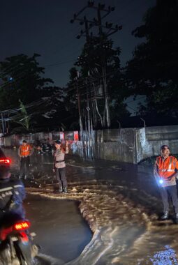 Diguyur Hujan Deras Semalaman, Bandar Lampung di Kepung Banjir, Brimob Siagakan Team SAR