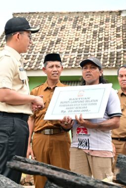 Bupati Egi Serahkan Bantuan Bedah Rumah Pasca Kebakaran di Sidomulyo