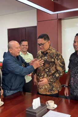 JMSI Riau Sematkan Pin Kehormatan untuk Erwin Dimas, Putra Riau yang Kawal Pembangunan dari Pusat