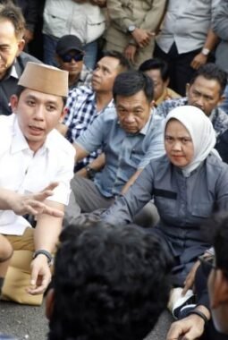 Tanpa Sekat, Bupati Egi Pilih Duduk di Aspal Demi Dengarkan Suara Rakyat