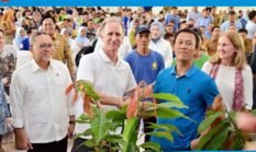 Dorong Smart Agroforestry, Menko Zulkifli Hasan Gelontorkan 7.000 Bibit Kopi-Kakao untuk Petani Lampung Selatan