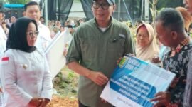 BUPATI Mesuji dan Gubernur Lampung saat memastikan persoalan petani dapat diminimalisir [Na]