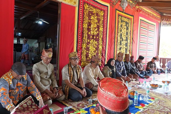 BUDAYA sebagai pendorong pertumbuhan ekonomi masyarakat. Gubernur dan Walikota Bandarlampung berkunjung ke Negeri Olok Gading [De]