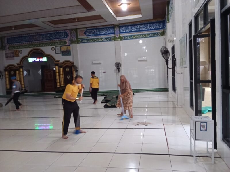 POLRES Mesuji gelar bersih-bersih tempat ibadah [Na]