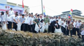 Gubernur Rahmat Mirzani Djausal didampingi Bupati Mesuji Hj. Elfianah Khamami melakukan pelepasan total 33.000 bibit ikan di Jembatan Pasar KTM, Kecamatan Mesuji Timur [Nr]