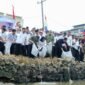 Gubernur Rahmat Mirzani Djausal didampingi Bupati Mesuji Hj. Elfianah Khamami melakukan pelepasan total 33.000 bibit ikan di Jembatan Pasar KTM, Kecamatan Mesuji Timur [Nr]