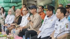 -Gubernur Rahmat Mirzani Djausal melakukan kunjungan kerja dalam rangka meninjau pemanfaatan Bantuan Mesin Pengering (Bed Dryer) Tahun Anggaran 2025 di Kampung Wono Agung, Kecamatan Rawa Jitu Selatan, Rabu (24/6/2026). [Nr]