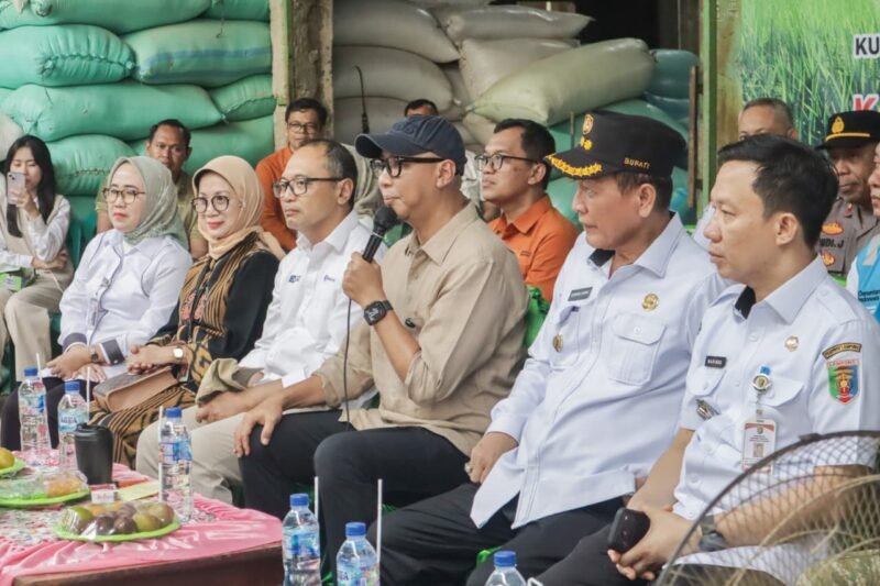 -Gubernur Rahmat Mirzani Djausal melakukan kunjungan kerja dalam rangka meninjau pemanfaatan Bantuan Mesin Pengering (Bed Dryer) Tahun Anggaran 2025 di Kampung Wono Agung, Kecamatan Rawa Jitu Selatan, Rabu (24/6/2026). [Nr]