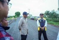 Gubernur Rahmat Mirzani Djausal, melakukan peninjauan langsung terhadap progres pengerjaan infrastruktur jalan pada ruas Rawa Jitu - Umbul Mesir, Kabupaten Tulang Bawang [pl]
