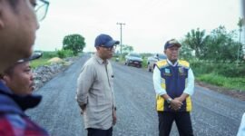 Gubernur Rahmat Mirzani Djausal, melakukan peninjauan langsung terhadap progres pengerjaan infrastruktur jalan pada ruas Rawa Jitu - Umbul Mesir, Kabupaten Tulang Bawang [pl]