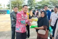 PENETRASI PASAR Pemkab Mesuji menyiapkan sebanyak 1800 paket sembako tebus murah yang di khususkan bagi masyarakat Desa Brabasan [Nr]
