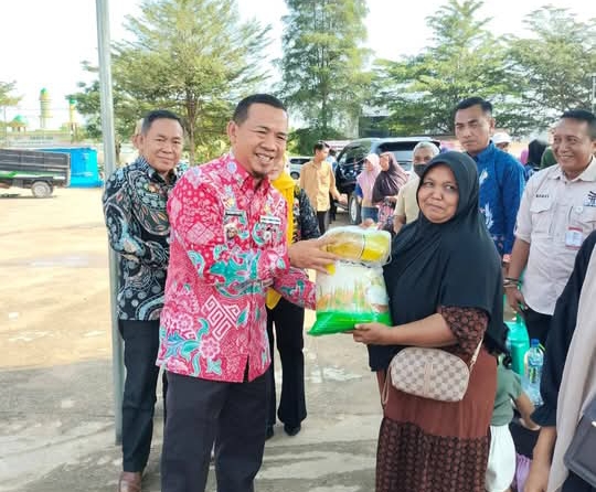PENETRASI PASAR Pemkab Mesuji menyiapkan sebanyak 1800 paket sembako tebus murah yang di khususkan bagi masyarakat Desa Brabasan [Nr]