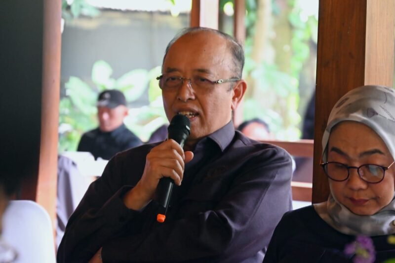 DPR RI Sayangkan penggunaan kawasan hutan tanpa izin yang berpotensi menimbulkan kerusakan lingkungan. Selain lingkungan, juga berdampak pada menurunnya fungsi hutan sebagai daerah tangkapan air. [Far]