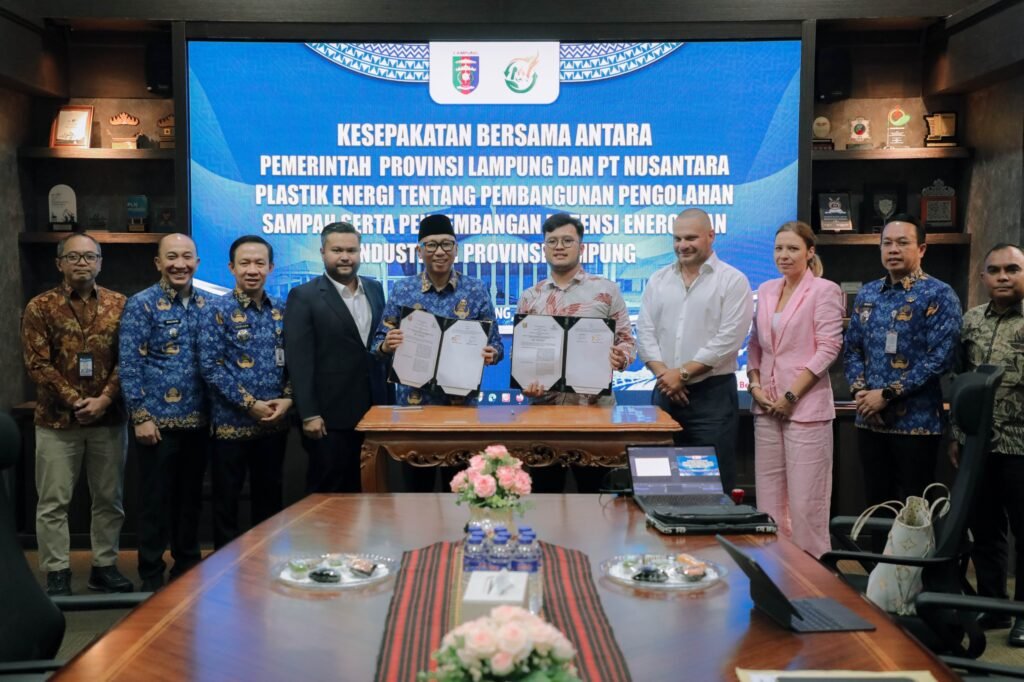 Gubernur Lampung-Dirut PT. Nusantara Plastik Energi Teken MOU Pembangunan Pengolahan Sampah dan Pengembangan Potensi Energi dan Industri