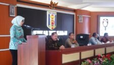 Bupati Way Kanan Ayu Asalasiyah S, Ked, Memberikan arahan saat memimpin Rapat Evaluasi Mall Pelayanan Publik ( MPP) [Ro]