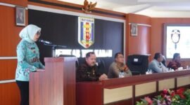 Bupati Way Kanan Ayu Asalasiyah S, Ked, Memberikan arahan saat memimpin Rapat Evaluasi Mall Pelayanan Publik ( MPP) [Ro]