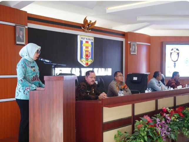 Bupati Way Kanan Ayu Asalasiyah S, Ked, Memberikan arahan saat memimpin Rapat Evaluasi Mall Pelayanan Publik ( MPP) [Ro]