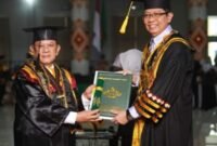 Asisten I Bidang Pemerintahan dan Kesra Provinsi Lampung, Muhammad Firsada, resmi menyandang gelar Doktor Ilmu Pengembangan Masyarakat Islam.[De]