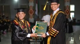 Asisten I Bidang Pemerintahan dan Kesra Provinsi Lampung, Muhammad Firsada, resmi menyandang gelar Doktor Ilmu Pengembangan Masyarakat Islam.[De]