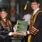 Asisten I Bidang Pemerintahan dan Kesra Provinsi Lampung, Muhammad Firsada, resmi menyandang gelar Doktor Ilmu Pengembangan Masyarakat Islam.[De]
