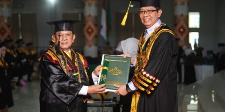 Asisten I Bidang Pemerintahan dan Kesra Provinsi Lampung, Muhammad Firsada, resmi menyandang gelar Doktor Ilmu Pengembangan Masyarakat Islam.[De]