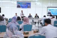 BANDAR LAMPUNG – Universitas Islam Negeri (UIN) Raden Intan Lampung (RIL) melalui Lembaga Penjaminan Mutu (LPM) menggelar Workshop Peningkatan Kompetensi Dosen Penyusunan Instrumen Penilaian Berbasis Outcome Based Education (OBE) sebagai upaya meningkatkan kualitas pembelajaran sekaligus mendukung implementasi kurikulum berbasis OBE di lingkungan kampus.Kegiatan ini dibuka oleh Wakil Rektor (WR) I Bidang Akademik dan Kelembagaan, Prof. Andi Thahir, M.A., Ed.D, Senin (04/05/2026). Dalam arahannya, Prof. Andi menegaskan bahwa workshop tersebut merupakan kebutuhan yang mendesak.“Workshop ini memang keharusan yang mendesak, karena kita harus sinergi dengan Rektor. Rektor ingin prodi-prodi di UIN Raden Intan Lampung sudah memiliki akreditasi internasional,” ujarnya.WR I mengakui, implementasi kurikulum OBE di UIN Raden Intan Lampung hingga saat ini masih belum benar-benar landing. Karena itu, ia menekankan pentingnya pemahaman terhadap substansi kurikulum.“Yang penting kita memahami kontennya. Dengan adanya workshop ini, kita harapkan pemahaman itu semakin kuat,” kata dia.Menurut Prof. Andi, ada dua hal penting yang menjadi kekuatan utama program studi, yakni kurikulum dan akreditasi. Ia mengingatkan bahwa ujung tombak UIN Raden Intan Lampung ada di tingkat program studi, sehingga percepatan pertumbuhan institusi sangat ditentukan dari sana.Dalam workshop ini, lanjutnya, peserta tidak hanya diharapkan memahami konsep OBE secara teoritis, tetapi juga mampu menyusun blueprint atau kisi-kisi asesmen, merancang instrumen penilaian, serta mengembangkan rubrik penilaian yang terukur, transparan, dan aplikatif.Peserta workshop terdiri atas 49 ketua program studi jenjang S1, S2, dan S3, ditambah 9 ketua Gugus Penjaminan Mutu (GPM), serta sejumlah unsur pendukung dari Lembaga Penjaminan Mutu (LPM).Ketua LPM Bambang Irfani, Ph.D menjelaskan, kaprodi dan GPM diundang secara khusus karena kegiatan ini berkaitan langsung dengan implementasi kurikulum OBE yang mulai dikerjakan UIN Raden Intan Lampung sejak 2023, namun sampai sekarang dinilai masih belum benar-benar selesai.“Jadi kita sambil belajar. Mohon bimbingan dari narasumber, terutama untuk penyusunan dokumen penilaian. Kalau ini sudah settle, nanti akan dimasukkan ke sistem akademik kita, Siaril. Kita pastikan dulu penyusunan instrumen kita. Kalau sudah oke, baru dimasukkan ke Siaril,” jelasnya.Ia menegaskan, kurikulum pada dasarnya menjadi otoritas program studi, dengan dukungan LPM. Karena itu, kaprodi memiliki peran utama dalam mengelola seluruh dokumen kurikulum dan penilaian.“Berikan yang terbaik. Sehingga saat audit ISO eksternal, atau bahkan akreditasi, dokumen kita sudah siap. Itu harapan kita semua. Persiapkan sebaik-baiknya,” ujar Bambang.Melalui workshop ini, panitia berharap para kaprodi dan GPM memperoleh insight tentang penyusunan instrumen OBE, yang selanjutnya dapat didiseminasikan ke masing-masing program studi. Hasil workshop ini juga akan dievaluasi kembali sebagai bahan pertimbangan tindak lanjut.Workshop dilaksanakan selama empat hari (4-7 Mei 2026) dan dibagi dalam dua angkatan, yakni angkatan I dan angkatan II. Dua hari pertama berlangsung secara luring di Ruang Meeting Lantai 1 Gedung Academic and Research Center UIN Raden Intan Lampung, sedangkan dua hari berikutnya dilaksanakan secara daring melalui Zoom Meeting.Adapun narasumber atau fasilitator yang dihadirkan dalam workshop ini dari UIN Prof. K.H. Saifuddin Zuhri Purwokerto yakni Kepala Satuan Pengawas Internal (SPI) Prof. Dr. Drs. H. Rohmad, M.Pd., serta Kepala Pusat Pengembangan Kurikulum dan Pembelajaran Dr. Muhammad Nurhalim, M.Pd.Selama workshop, peserta mendapatkan rangkaian materi yang cukup lengkap, mulai dari pre-test, landasan konseptual Outcome Based Education di perguruan tinggi, rumusan CPMK, Sub-CPMK dan indikator, dan penyusunan blueprint atau kisi-kisi asesmen.Kemudian, materi lainnya yakni pengembangan soal pilihan ganda berbasis HOTS, asesmen kinerja (performance assessment), pengembangan portofolio dan proyek, self-assessment, peer assessment, rubrik penilaian berbasis outcome, post-test, review seluruh rangkaian kegiatan, hingga presentasi portofolio workshop.[De]