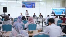 BANDAR LAMPUNG – Universitas Islam Negeri (UIN) Raden Intan Lampung (RIL) melalui Lembaga Penjaminan Mutu (LPM) menggelar Workshop Peningkatan Kompetensi Dosen Penyusunan Instrumen Penilaian Berbasis Outcome Based Education (OBE) sebagai upaya meningkatkan kualitas pembelajaran sekaligus mendukung implementasi kurikulum berbasis OBE di lingkungan kampus.Kegiatan ini dibuka oleh Wakil Rektor (WR) I Bidang Akademik dan Kelembagaan, Prof. Andi Thahir, M.A., Ed.D, Senin (04/05/2026). Dalam arahannya, Prof. Andi menegaskan bahwa workshop tersebut merupakan kebutuhan yang mendesak.“Workshop ini memang keharusan yang mendesak, karena kita harus sinergi dengan Rektor. Rektor ingin prodi-prodi di UIN Raden Intan Lampung sudah memiliki akreditasi internasional,” ujarnya.WR I mengakui, implementasi kurikulum OBE di UIN Raden Intan Lampung hingga saat ini masih belum benar-benar landing. Karena itu, ia menekankan pentingnya pemahaman terhadap substansi kurikulum.“Yang penting kita memahami kontennya. Dengan adanya workshop ini, kita harapkan pemahaman itu semakin kuat,” kata dia.Menurut Prof. Andi, ada dua hal penting yang menjadi kekuatan utama program studi, yakni kurikulum dan akreditasi. Ia mengingatkan bahwa ujung tombak UIN Raden Intan Lampung ada di tingkat program studi, sehingga percepatan pertumbuhan institusi sangat ditentukan dari sana.Dalam workshop ini, lanjutnya, peserta tidak hanya diharapkan memahami konsep OBE secara teoritis, tetapi juga mampu menyusun blueprint atau kisi-kisi asesmen, merancang instrumen penilaian, serta mengembangkan rubrik penilaian yang terukur, transparan, dan aplikatif.Peserta workshop terdiri atas 49 ketua program studi jenjang S1, S2, dan S3, ditambah 9 ketua Gugus Penjaminan Mutu (GPM), serta sejumlah unsur pendukung dari Lembaga Penjaminan Mutu (LPM).Ketua LPM Bambang Irfani, Ph.D menjelaskan, kaprodi dan GPM diundang secara khusus karena kegiatan ini berkaitan langsung dengan implementasi kurikulum OBE yang mulai dikerjakan UIN Raden Intan Lampung sejak 2023, namun sampai sekarang dinilai masih belum benar-benar selesai.“Jadi kita sambil belajar. Mohon bimbingan dari narasumber, terutama untuk penyusunan dokumen penilaian. Kalau ini sudah settle, nanti akan dimasukkan ke sistem akademik kita, Siaril. Kita pastikan dulu penyusunan instrumen kita. Kalau sudah oke, baru dimasukkan ke Siaril,” jelasnya.Ia menegaskan, kurikulum pada dasarnya menjadi otoritas program studi, dengan dukungan LPM. Karena itu, kaprodi memiliki peran utama dalam mengelola seluruh dokumen kurikulum dan penilaian.“Berikan yang terbaik. Sehingga saat audit ISO eksternal, atau bahkan akreditasi, dokumen kita sudah siap. Itu harapan kita semua. Persiapkan sebaik-baiknya,” ujar Bambang.Melalui workshop ini, panitia berharap para kaprodi dan GPM memperoleh insight tentang penyusunan instrumen OBE, yang selanjutnya dapat didiseminasikan ke masing-masing program studi. Hasil workshop ini juga akan dievaluasi kembali sebagai bahan pertimbangan tindak lanjut.Workshop dilaksanakan selama empat hari (4-7 Mei 2026) dan dibagi dalam dua angkatan, yakni angkatan I dan angkatan II. Dua hari pertama berlangsung secara luring di Ruang Meeting Lantai 1 Gedung Academic and Research Center UIN Raden Intan Lampung, sedangkan dua hari berikutnya dilaksanakan secara daring melalui Zoom Meeting.Adapun narasumber atau fasilitator yang dihadirkan dalam workshop ini dari UIN Prof. K.H. Saifuddin Zuhri Purwokerto yakni Kepala Satuan Pengawas Internal (SPI) Prof. Dr. Drs. H. Rohmad, M.Pd., serta Kepala Pusat Pengembangan Kurikulum dan Pembelajaran Dr. Muhammad Nurhalim, M.Pd.Selama workshop, peserta mendapatkan rangkaian materi yang cukup lengkap, mulai dari pre-test, landasan konseptual Outcome Based Education di perguruan tinggi, rumusan CPMK, Sub-CPMK dan indikator, dan penyusunan blueprint atau kisi-kisi asesmen.Kemudian, materi lainnya yakni pengembangan soal pilihan ganda berbasis HOTS, asesmen kinerja (performance assessment), pengembangan portofolio dan proyek, self-assessment, peer assessment, rubrik penilaian berbasis outcome, post-test, review seluruh rangkaian kegiatan, hingga presentasi portofolio workshop.[De]
