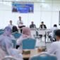 BANDAR LAMPUNG – Universitas Islam Negeri (UIN) Raden Intan Lampung (RIL) melalui Lembaga Penjaminan Mutu (LPM) menggelar Workshop Peningkatan Kompetensi Dosen Penyusunan Instrumen Penilaian Berbasis Outcome Based Education (OBE) sebagai upaya meningkatkan kualitas pembelajaran sekaligus mendukung implementasi kurikulum berbasis OBE di lingkungan kampus.Kegiatan ini dibuka oleh Wakil Rektor (WR) I Bidang Akademik dan Kelembagaan, Prof. Andi Thahir, M.A., Ed.D, Senin (04/05/2026). Dalam arahannya, Prof. Andi menegaskan bahwa workshop tersebut merupakan kebutuhan yang mendesak.“Workshop ini memang keharusan yang mendesak, karena kita harus sinergi dengan Rektor. Rektor ingin prodi-prodi di UIN Raden Intan Lampung sudah memiliki akreditasi internasional,” ujarnya.WR I mengakui, implementasi kurikulum OBE di UIN Raden Intan Lampung hingga saat ini masih belum benar-benar landing. Karena itu, ia menekankan pentingnya pemahaman terhadap substansi kurikulum.“Yang penting kita memahami kontennya. Dengan adanya workshop ini, kita harapkan pemahaman itu semakin kuat,” kata dia.Menurut Prof. Andi, ada dua hal penting yang menjadi kekuatan utama program studi, yakni kurikulum dan akreditasi. Ia mengingatkan bahwa ujung tombak UIN Raden Intan Lampung ada di tingkat program studi, sehingga percepatan pertumbuhan institusi sangat ditentukan dari sana.Dalam workshop ini, lanjutnya, peserta tidak hanya diharapkan memahami konsep OBE secara teoritis, tetapi juga mampu menyusun blueprint atau kisi-kisi asesmen, merancang instrumen penilaian, serta mengembangkan rubrik penilaian yang terukur, transparan, dan aplikatif.Peserta workshop terdiri atas 49 ketua program studi jenjang S1, S2, dan S3, ditambah 9 ketua Gugus Penjaminan Mutu (GPM), serta sejumlah unsur pendukung dari Lembaga Penjaminan Mutu (LPM).Ketua LPM Bambang Irfani, Ph.D menjelaskan, kaprodi dan GPM diundang secara khusus karena kegiatan ini berkaitan langsung dengan implementasi kurikulum OBE yang mulai dikerjakan UIN Raden Intan Lampung sejak 2023, namun sampai sekarang dinilai masih belum benar-benar selesai.“Jadi kita sambil belajar. Mohon bimbingan dari narasumber, terutama untuk penyusunan dokumen penilaian. Kalau ini sudah settle, nanti akan dimasukkan ke sistem akademik kita, Siaril. Kita pastikan dulu penyusunan instrumen kita. Kalau sudah oke, baru dimasukkan ke Siaril,” jelasnya.Ia menegaskan, kurikulum pada dasarnya menjadi otoritas program studi, dengan dukungan LPM. Karena itu, kaprodi memiliki peran utama dalam mengelola seluruh dokumen kurikulum dan penilaian.“Berikan yang terbaik. Sehingga saat audit ISO eksternal, atau bahkan akreditasi, dokumen kita sudah siap. Itu harapan kita semua. Persiapkan sebaik-baiknya,” ujar Bambang.Melalui workshop ini, panitia berharap para kaprodi dan GPM memperoleh insight tentang penyusunan instrumen OBE, yang selanjutnya dapat didiseminasikan ke masing-masing program studi. Hasil workshop ini juga akan dievaluasi kembali sebagai bahan pertimbangan tindak lanjut.Workshop dilaksanakan selama empat hari (4-7 Mei 2026) dan dibagi dalam dua angkatan, yakni angkatan I dan angkatan II. Dua hari pertama berlangsung secara luring di Ruang Meeting Lantai 1 Gedung Academic and Research Center UIN Raden Intan Lampung, sedangkan dua hari berikutnya dilaksanakan secara daring melalui Zoom Meeting.Adapun narasumber atau fasilitator yang dihadirkan dalam workshop ini dari UIN Prof. K.H. Saifuddin Zuhri Purwokerto yakni Kepala Satuan Pengawas Internal (SPI) Prof. Dr. Drs. H. Rohmad, M.Pd., serta Kepala Pusat Pengembangan Kurikulum dan Pembelajaran Dr. Muhammad Nurhalim, M.Pd.Selama workshop, peserta mendapatkan rangkaian materi yang cukup lengkap, mulai dari pre-test, landasan konseptual Outcome Based Education di perguruan tinggi, rumusan CPMK, Sub-CPMK dan indikator, dan penyusunan blueprint atau kisi-kisi asesmen.Kemudian, materi lainnya yakni pengembangan soal pilihan ganda berbasis HOTS, asesmen kinerja (performance assessment), pengembangan portofolio dan proyek, self-assessment, peer assessment, rubrik penilaian berbasis outcome, post-test, review seluruh rangkaian kegiatan, hingga presentasi portofolio workshop.[De]