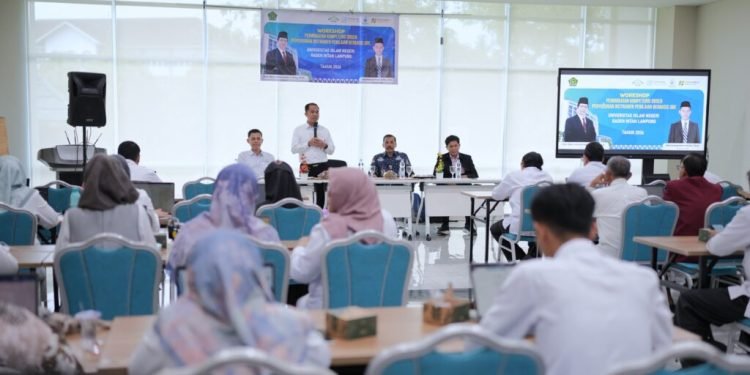 BANDAR LAMPUNG – Universitas Islam Negeri (UIN) Raden Intan Lampung (RIL) melalui Lembaga Penjaminan Mutu (LPM) menggelar Workshop Peningkatan Kompetensi Dosen Penyusunan Instrumen Penilaian Berbasis Outcome Based Education (OBE) sebagai upaya meningkatkan kualitas pembelajaran sekaligus mendukung implementasi kurikulum berbasis OBE di lingkungan kampus.Kegiatan ini dibuka oleh Wakil Rektor (WR) I Bidang Akademik dan Kelembagaan, Prof. Andi Thahir, M.A., Ed.D, Senin (04/05/2026). Dalam arahannya, Prof. Andi menegaskan bahwa workshop tersebut merupakan kebutuhan yang mendesak.“Workshop ini memang keharusan yang mendesak, karena kita harus sinergi dengan Rektor. Rektor ingin prodi-prodi di UIN Raden Intan Lampung sudah memiliki akreditasi internasional,” ujarnya.WR I mengakui, implementasi kurikulum OBE di UIN Raden Intan Lampung hingga saat ini masih belum benar-benar landing. Karena itu, ia menekankan pentingnya pemahaman terhadap substansi kurikulum.“Yang penting kita memahami kontennya. Dengan adanya workshop ini, kita harapkan pemahaman itu semakin kuat,” kata dia.Menurut Prof. Andi, ada dua hal penting yang menjadi kekuatan utama program studi, yakni kurikulum dan akreditasi. Ia mengingatkan bahwa ujung tombak UIN Raden Intan Lampung ada di tingkat program studi, sehingga percepatan pertumbuhan institusi sangat ditentukan dari sana.Dalam workshop ini, lanjutnya, peserta tidak hanya diharapkan memahami konsep OBE secara teoritis, tetapi juga mampu menyusun blueprint atau kisi-kisi asesmen, merancang instrumen penilaian, serta mengembangkan rubrik penilaian yang terukur, transparan, dan aplikatif.Peserta workshop terdiri atas 49 ketua program studi jenjang S1, S2, dan S3, ditambah 9 ketua Gugus Penjaminan Mutu (GPM), serta sejumlah unsur pendukung dari Lembaga Penjaminan Mutu (LPM).Ketua LPM Bambang Irfani, Ph.D menjelaskan, kaprodi dan GPM diundang secara khusus karena kegiatan ini berkaitan langsung dengan implementasi kurikulum OBE yang mulai dikerjakan UIN Raden Intan Lampung sejak 2023, namun sampai sekarang dinilai masih belum benar-benar selesai.“Jadi kita sambil belajar. Mohon bimbingan dari narasumber, terutama untuk penyusunan dokumen penilaian. Kalau ini sudah settle, nanti akan dimasukkan ke sistem akademik kita, Siaril. Kita pastikan dulu penyusunan instrumen kita. Kalau sudah oke, baru dimasukkan ke Siaril,” jelasnya.Ia menegaskan, kurikulum pada dasarnya menjadi otoritas program studi, dengan dukungan LPM. Karena itu, kaprodi memiliki peran utama dalam mengelola seluruh dokumen kurikulum dan penilaian.“Berikan yang terbaik. Sehingga saat audit ISO eksternal, atau bahkan akreditasi, dokumen kita sudah siap. Itu harapan kita semua. Persiapkan sebaik-baiknya,” ujar Bambang.Melalui workshop ini, panitia berharap para kaprodi dan GPM memperoleh insight tentang penyusunan instrumen OBE, yang selanjutnya dapat didiseminasikan ke masing-masing program studi. Hasil workshop ini juga akan dievaluasi kembali sebagai bahan pertimbangan tindak lanjut.Workshop dilaksanakan selama empat hari (4-7 Mei 2026) dan dibagi dalam dua angkatan, yakni angkatan I dan angkatan II. Dua hari pertama berlangsung secara luring di Ruang Meeting Lantai 1 Gedung Academic and Research Center UIN Raden Intan Lampung, sedangkan dua hari berikutnya dilaksanakan secara daring melalui Zoom Meeting.Adapun narasumber atau fasilitator yang dihadirkan dalam workshop ini dari UIN Prof. K.H. Saifuddin Zuhri Purwokerto yakni Kepala Satuan Pengawas Internal (SPI) Prof. Dr. Drs. H. Rohmad, M.Pd., serta Kepala Pusat Pengembangan Kurikulum dan Pembelajaran Dr. Muhammad Nurhalim, M.Pd.Selama workshop, peserta mendapatkan rangkaian materi yang cukup lengkap, mulai dari pre-test, landasan konseptual Outcome Based Education di perguruan tinggi, rumusan CPMK, Sub-CPMK dan indikator, dan penyusunan blueprint atau kisi-kisi asesmen.Kemudian, materi lainnya yakni pengembangan soal pilihan ganda berbasis HOTS, asesmen kinerja (performance assessment), pengembangan portofolio dan proyek, self-assessment, peer assessment, rubrik penilaian berbasis outcome, post-test, review seluruh rangkaian kegiatan, hingga presentasi portofolio workshop.[De]