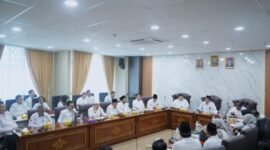 BANDAR LAMPUNG – Universitas Islam Negeri (UIN) Raden Intan Lampung (RIL) menegaskan langkah penajaman program dan keberlanjutan kinerja tahun 2026 melalui penandatanganan kontrak kinerja Indikator Kinerja Utama (IKU) dan penyerahan Rencana Kerja Tahunan (RKT) oleh seluruh pimpinan bersama Rektor, disaksikan para wakil rektor, Senin (04/05/2026) di Ruang Rapat Rektor.Agenda ini merupakan tindak lanjut dari Rapat Kerja Pimpinan (Rakerpim) 19 April 2026. Rekomendasi raker tersebut diterjemahkan kembali dalam arah kebijakan yang lebih operasional, terutama terkait penajaman anggaran, efisiensi, serta fokus program prioritas kampus.Wakil Rektor II UIN Raden Intan Lampung, Prof. Dr. Safari, M.Sos.I, menjelaskan bahwa kebijakan penajaman (efisiensi) anggaran tahun 2026 mengacu pada kebijakan pemerintah pusat tentang penataan belanja satuan kerja serta rekomendasi rapat kerja 19 April 2026.Ia menegaskan, anggaran 2026 diarahkan pada program-program strategis yang memiliki dampak langsung terhadap target universitas“Anggaran ini menjadi stimulan. Karena itu harus difokuskan pada kegiatan prioritas strategis,” ujar Prof. Safari.Program prioritas yang dimaksud antara lain mendukung pendirian Fakultas Kedokteran, menunjang upaya mempertahankan akreditasi perguruan tinggi (APT) Unggul, termasuk kebutuhan sertifikasi dan pemeringkatan internasional, serta peningkatan jumlah mahasiswa baru.Selain itu, rapat juga membahas penyatuan gedung pascasarjana agar fasilitas yang ada dapat terintegrasi dan lebih efisien.Di bidang efisiensi, Prof. Safari meminta seluruh unit melaporkan dampak nyata dari kebijakan penghematan, terutama terkait penggunaan listrik dan air serta optimalisasi fasilitas kampus menjadi bagian dari kebijakan baru pola kerja.“Harus ada statistiknya. Jangan hanya kebijakan kerja dari rumah, tapi tidak terukur dampaknya. Tujuan pola kerja itu untuk penghematan energi,” ujarnya.Sementara itu, Rektor UIN Raden Intan Lampung Prof. H. Wan Jamaluddin Z, M.Ag., Ph.D. mengingatkan seluruh pimpinan agar tetap menjaga semangat kerja di tengah kondisi anggaran yang mengalami penyesuaian.“Apapun itu kita tetap harus bersyukur kepada Allah SWT. Saya berharap kita semua tetap bisa menjaga, memelihara, bahkan meningkatkan semangat kinerja kita,” kata Rektor.Ia menegaskan, hak-hak dasar aparatur tidak terganggu. “Gaji, tunjangan kinerja, sertifikasi insya Allah tetap berjalan,” ujarnya.Karena itu, menurut Rektor, penyesuaian anggaran tidak boleh menjadi alasan menurunnya kinerja. Ia mengajak seluruh sivitas akademika mengikuti arahan pemerintah terkait pola kerja baru dengan semangat hidup lebih sederhana.Rektor menilai semangat efisiensi harus tercermin dalam kehidupan kampus sehari-hari, mulai dari penghematan listrik, air, hingga penggunaan kendaraan operasional.Rektor melanjutkan, kampus perlu mengoptimalkan aset serta membuka peluang sumber pendanaan eksternal yang dapat menopang pelaksanaan tridarma perguruan tinggi dan pengembangan kampus.Ia juga menaruh perhatian pada mahasiswa melalui skema beasiswa dan dukungan pembiayaan studi.“Tingkat kepedulian kita kepada mahasiswa bisa disiasati melalui reward atas capaian mereka, misalnya bantuan UKT yang langsung dibayarkan untuk mahasiswa yang bersangkutan. Itu lebih terukur dan mudah diawasi,” ujarnya.Rektor juga mengimbau pimpinan yang memiliki jejaring dengan dunia usaha, industri, dan pihak eksternal lainnya agar ikut membantu membuka peluang dukungan bagi mahasiswa dan alumni, terutama untuk membantu penyelesaian studi dan keberlanjutan pengabdian pasca studi.Dalam kesempatan itu, Rektor kembali menegaskan pentingnya soliditas tim kerja.“Kita membutuhkan monoloyalitas dan soliditas tim kerja. Jangan mudah terpengaruh isu ini dan itu. Dengan tim baru ini saya menaruh kepercayaan yang sangat besar,” katanya.Prof Wan mengingatkan bahwa tantangan akreditasi dua tahun ke depan tidak ringan. Karena itu, seluruh unit diminta mulai menyiapkan dokumen berbasis data faktual sejak sekarang.“Kalau dicicil dari sekarang, dua tahun ke depan seluruh kebutuhan dokumen sudah siap,” ujarnya.Rektor juga menaruh harapan pada tim baru agar menghadirkan terobosan-terobosan baru bagi kemajuan UIN Raden Intan Lampung.“Apapun situasi dan kondisi yang kita hadapi, kita harus siap. Optimisme harus tetap tinggi. Alhamdulillah UIN Raden Intan Lampung masih bisa beradaptasi,” katanya.Kegiatan kemudian dilanjutkan dengan penandatanganan Kontrak Kinerja IKU dan penyerahan RKT Tahun 2026 oleh seluruh pimpinan kepada Rektor, disaksikan para Wakil Rektor.Langkah penajaman program, efisiensi anggaran, dan penguatan kinerja tahun 2026 ini juga menjadi bagian dari keberlanjutan arah kepemimpinan Rektor UIN Raden Intan Lampung dalam periode Ber-ISI Mendunia, yang menekankan penguatan institusi, daya saing internasional, serta keberlanjutan pengembangan kampus.[De]