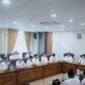 BANDAR LAMPUNG – Universitas Islam Negeri (UIN) Raden Intan Lampung (RIL) menegaskan langkah penajaman program dan keberlanjutan kinerja tahun 2026 melalui penandatanganan kontrak kinerja Indikator Kinerja Utama (IKU) dan penyerahan Rencana Kerja Tahunan (RKT) oleh seluruh pimpinan bersama Rektor, disaksikan para wakil rektor, Senin (04/05/2026) di Ruang Rapat Rektor.Agenda ini merupakan tindak lanjut dari Rapat Kerja Pimpinan (Rakerpim) 19 April 2026. Rekomendasi raker tersebut diterjemahkan kembali dalam arah kebijakan yang lebih operasional, terutama terkait penajaman anggaran, efisiensi, serta fokus program prioritas kampus.Wakil Rektor II UIN Raden Intan Lampung, Prof. Dr. Safari, M.Sos.I, menjelaskan bahwa kebijakan penajaman (efisiensi) anggaran tahun 2026 mengacu pada kebijakan pemerintah pusat tentang penataan belanja satuan kerja serta rekomendasi rapat kerja 19 April 2026.Ia menegaskan, anggaran 2026 diarahkan pada program-program strategis yang memiliki dampak langsung terhadap target universitas“Anggaran ini menjadi stimulan. Karena itu harus difokuskan pada kegiatan prioritas strategis,” ujar Prof. Safari.Program prioritas yang dimaksud antara lain mendukung pendirian Fakultas Kedokteran, menunjang upaya mempertahankan akreditasi perguruan tinggi (APT) Unggul, termasuk kebutuhan sertifikasi dan pemeringkatan internasional, serta peningkatan jumlah mahasiswa baru.Selain itu, rapat juga membahas penyatuan gedung pascasarjana agar fasilitas yang ada dapat terintegrasi dan lebih efisien.Di bidang efisiensi, Prof. Safari meminta seluruh unit melaporkan dampak nyata dari kebijakan penghematan, terutama terkait penggunaan listrik dan air serta optimalisasi fasilitas kampus menjadi bagian dari kebijakan baru pola kerja.“Harus ada statistiknya. Jangan hanya kebijakan kerja dari rumah, tapi tidak terukur dampaknya. Tujuan pola kerja itu untuk penghematan energi,” ujarnya.Sementara itu, Rektor UIN Raden Intan Lampung Prof. H. Wan Jamaluddin Z, M.Ag., Ph.D. mengingatkan seluruh pimpinan agar tetap menjaga semangat kerja di tengah kondisi anggaran yang mengalami penyesuaian.“Apapun itu kita tetap harus bersyukur kepada Allah SWT. Saya berharap kita semua tetap bisa menjaga, memelihara, bahkan meningkatkan semangat kinerja kita,” kata Rektor.Ia menegaskan, hak-hak dasar aparatur tidak terganggu. “Gaji, tunjangan kinerja, sertifikasi insya Allah tetap berjalan,” ujarnya.Karena itu, menurut Rektor, penyesuaian anggaran tidak boleh menjadi alasan menurunnya kinerja. Ia mengajak seluruh sivitas akademika mengikuti arahan pemerintah terkait pola kerja baru dengan semangat hidup lebih sederhana.Rektor menilai semangat efisiensi harus tercermin dalam kehidupan kampus sehari-hari, mulai dari penghematan listrik, air, hingga penggunaan kendaraan operasional.Rektor melanjutkan, kampus perlu mengoptimalkan aset serta membuka peluang sumber pendanaan eksternal yang dapat menopang pelaksanaan tridarma perguruan tinggi dan pengembangan kampus.Ia juga menaruh perhatian pada mahasiswa melalui skema beasiswa dan dukungan pembiayaan studi.“Tingkat kepedulian kita kepada mahasiswa bisa disiasati melalui reward atas capaian mereka, misalnya bantuan UKT yang langsung dibayarkan untuk mahasiswa yang bersangkutan. Itu lebih terukur dan mudah diawasi,” ujarnya.Rektor juga mengimbau pimpinan yang memiliki jejaring dengan dunia usaha, industri, dan pihak eksternal lainnya agar ikut membantu membuka peluang dukungan bagi mahasiswa dan alumni, terutama untuk membantu penyelesaian studi dan keberlanjutan pengabdian pasca studi.Dalam kesempatan itu, Rektor kembali menegaskan pentingnya soliditas tim kerja.“Kita membutuhkan monoloyalitas dan soliditas tim kerja. Jangan mudah terpengaruh isu ini dan itu. Dengan tim baru ini saya menaruh kepercayaan yang sangat besar,” katanya.Prof Wan mengingatkan bahwa tantangan akreditasi dua tahun ke depan tidak ringan. Karena itu, seluruh unit diminta mulai menyiapkan dokumen berbasis data faktual sejak sekarang.“Kalau dicicil dari sekarang, dua tahun ke depan seluruh kebutuhan dokumen sudah siap,” ujarnya.Rektor juga menaruh harapan pada tim baru agar menghadirkan terobosan-terobosan baru bagi kemajuan UIN Raden Intan Lampung.“Apapun situasi dan kondisi yang kita hadapi, kita harus siap. Optimisme harus tetap tinggi. Alhamdulillah UIN Raden Intan Lampung masih bisa beradaptasi,” katanya.Kegiatan kemudian dilanjutkan dengan penandatanganan Kontrak Kinerja IKU dan penyerahan RKT Tahun 2026 oleh seluruh pimpinan kepada Rektor, disaksikan para Wakil Rektor.Langkah penajaman program, efisiensi anggaran, dan penguatan kinerja tahun 2026 ini juga menjadi bagian dari keberlanjutan arah kepemimpinan Rektor UIN Raden Intan Lampung dalam periode Ber-ISI Mendunia, yang menekankan penguatan institusi, daya saing internasional, serta keberlanjutan pengembangan kampus.[De]