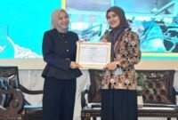 BANDAR LAMPUNG  – Perkembangan teknologi digital dinilai memunculkan tantangan baru terhadap kesehatan mental masyarakat, terutama generasi muda. Kondisi tersebut menuntut calon konselor mampu beradaptasi dengan pendekatan konseling yang lebih relevan dan humanis.Isu itu mengemuka dalam kuliah umum mahasiswa Bimbingan dan Konseling Universitas Indraprasta PGRI (Unindra) yang menghadirkan dosen Bimbingan dan Konseling Pendidikan Islam (BKPI) Universitas Islam Negeri (UIN) Raden Intan Lampung, Tika Febriyani, M.Pd, sebagai narasumber pada Sabtu, 9 Mei 2026.Di hadapan sekitar 700 mahasiswa dan dosen BK Unindra di Aula Kampus C Unindra, Tika membahas inovasi model konseling dan penguatan kesehatan mental di era digital.Ia menekankan pentingnya pendekatan konseling yang tidak hanya fokus pada penyelesaian masalah, tetapi juga membantu individu memahami dirinya secara utuh.Salah satu pendekatan yang disorot ialah Gestalt, metode konseling yang menekankan kesadaran diri dan pengalaman saat ini.Menurut Tika, pendekatan tersebut relevan digunakan di tengah meningkatnya tekanan psikologis akibat perubahan sosial dan perkembangan teknologi.“Banyak persoalan mental muncul karena individu tidak menyadari emosi dan pengalaman dirinya sendiri. Konseling Gestalt membantu seseorang lebih sadar terhadap apa yang sedang dirasakan,” katanya.Ia menjelaskan terdapat empat konsep utama dalam pendekatan Gestalt, yakni here and now, awareness, figure-ground, dan unfinished business yang berkaitan dengan persoalan emosional masa lalu yang belum terselesaikan.Kuliah umum bertema “Empowering Future Counselors: Inovasi Model Konseling dan Penguatan Kesehatan Mental di Era Digital” itu juga menghadirkan sejumlah akademisi dan praktisi lainnya.Ketua Program Studi BK Universitas Sultan Ageng Tirtayasa, Arga Satrio Prabowo, M.Pd, memaparkan pendekatan person centered, sedangkan psikolog Agung Wahyu Prasetyo, M.Psi., mengulas penyesuaian diri dan kesehatan mental.Adapun Dr. Rizky Fajar Meirawan, S.K.H., M.Vet, membahas pentingnya menjaga kesehatan mental di lingkungan keluarga, sekolah, dan dunia kerja.Melalui kegiatan tersebut, mahasiswa BK didorong untuk lebih siap menghadapi dinamika persoalan psikologis masyarakat di era digital yang terus berkembang. [De]