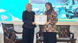 BANDAR LAMPUNG  – Perkembangan teknologi digital dinilai memunculkan tantangan baru terhadap kesehatan mental masyarakat, terutama generasi muda. Kondisi tersebut menuntut calon konselor mampu beradaptasi dengan pendekatan konseling yang lebih relevan dan humanis.Isu itu mengemuka dalam kuliah umum mahasiswa Bimbingan dan Konseling Universitas Indraprasta PGRI (Unindra) yang menghadirkan dosen Bimbingan dan Konseling Pendidikan Islam (BKPI) Universitas Islam Negeri (UIN) Raden Intan Lampung, Tika Febriyani, M.Pd, sebagai narasumber pada Sabtu, 9 Mei 2026.Di hadapan sekitar 700 mahasiswa dan dosen BK Unindra di Aula Kampus C Unindra, Tika membahas inovasi model konseling dan penguatan kesehatan mental di era digital.Ia menekankan pentingnya pendekatan konseling yang tidak hanya fokus pada penyelesaian masalah, tetapi juga membantu individu memahami dirinya secara utuh.Salah satu pendekatan yang disorot ialah Gestalt, metode konseling yang menekankan kesadaran diri dan pengalaman saat ini.Menurut Tika, pendekatan tersebut relevan digunakan di tengah meningkatnya tekanan psikologis akibat perubahan sosial dan perkembangan teknologi.“Banyak persoalan mental muncul karena individu tidak menyadari emosi dan pengalaman dirinya sendiri. Konseling Gestalt membantu seseorang lebih sadar terhadap apa yang sedang dirasakan,” katanya.Ia menjelaskan terdapat empat konsep utama dalam pendekatan Gestalt, yakni here and now, awareness, figure-ground, dan unfinished business yang berkaitan dengan persoalan emosional masa lalu yang belum terselesaikan.Kuliah umum bertema “Empowering Future Counselors: Inovasi Model Konseling dan Penguatan Kesehatan Mental di Era Digital” itu juga menghadirkan sejumlah akademisi dan praktisi lainnya.Ketua Program Studi BK Universitas Sultan Ageng Tirtayasa, Arga Satrio Prabowo, M.Pd, memaparkan pendekatan person centered, sedangkan psikolog Agung Wahyu Prasetyo, M.Psi., mengulas penyesuaian diri dan kesehatan mental.Adapun Dr. Rizky Fajar Meirawan, S.K.H., M.Vet, membahas pentingnya menjaga kesehatan mental di lingkungan keluarga, sekolah, dan dunia kerja.Melalui kegiatan tersebut, mahasiswa BK didorong untuk lebih siap menghadapi dinamika persoalan psikologis masyarakat di era digital yang terus berkembang. [De]