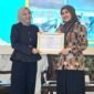 BANDAR LAMPUNG  – Perkembangan teknologi digital dinilai memunculkan tantangan baru terhadap kesehatan mental masyarakat, terutama generasi muda. Kondisi tersebut menuntut calon konselor mampu beradaptasi dengan pendekatan konseling yang lebih relevan dan humanis.Isu itu mengemuka dalam kuliah umum mahasiswa Bimbingan dan Konseling Universitas Indraprasta PGRI (Unindra) yang menghadirkan dosen Bimbingan dan Konseling Pendidikan Islam (BKPI) Universitas Islam Negeri (UIN) Raden Intan Lampung, Tika Febriyani, M.Pd, sebagai narasumber pada Sabtu, 9 Mei 2026.Di hadapan sekitar 700 mahasiswa dan dosen BK Unindra di Aula Kampus C Unindra, Tika membahas inovasi model konseling dan penguatan kesehatan mental di era digital.Ia menekankan pentingnya pendekatan konseling yang tidak hanya fokus pada penyelesaian masalah, tetapi juga membantu individu memahami dirinya secara utuh.Salah satu pendekatan yang disorot ialah Gestalt, metode konseling yang menekankan kesadaran diri dan pengalaman saat ini.Menurut Tika, pendekatan tersebut relevan digunakan di tengah meningkatnya tekanan psikologis akibat perubahan sosial dan perkembangan teknologi.“Banyak persoalan mental muncul karena individu tidak menyadari emosi dan pengalaman dirinya sendiri. Konseling Gestalt membantu seseorang lebih sadar terhadap apa yang sedang dirasakan,” katanya.Ia menjelaskan terdapat empat konsep utama dalam pendekatan Gestalt, yakni here and now, awareness, figure-ground, dan unfinished business yang berkaitan dengan persoalan emosional masa lalu yang belum terselesaikan.Kuliah umum bertema “Empowering Future Counselors: Inovasi Model Konseling dan Penguatan Kesehatan Mental di Era Digital” itu juga menghadirkan sejumlah akademisi dan praktisi lainnya.Ketua Program Studi BK Universitas Sultan Ageng Tirtayasa, Arga Satrio Prabowo, M.Pd, memaparkan pendekatan person centered, sedangkan psikolog Agung Wahyu Prasetyo, M.Psi., mengulas penyesuaian diri dan kesehatan mental.Adapun Dr. Rizky Fajar Meirawan, S.K.H., M.Vet, membahas pentingnya menjaga kesehatan mental di lingkungan keluarga, sekolah, dan dunia kerja.Melalui kegiatan tersebut, mahasiswa BK didorong untuk lebih siap menghadapi dinamika persoalan psikologis masyarakat di era digital yang terus berkembang. [De]