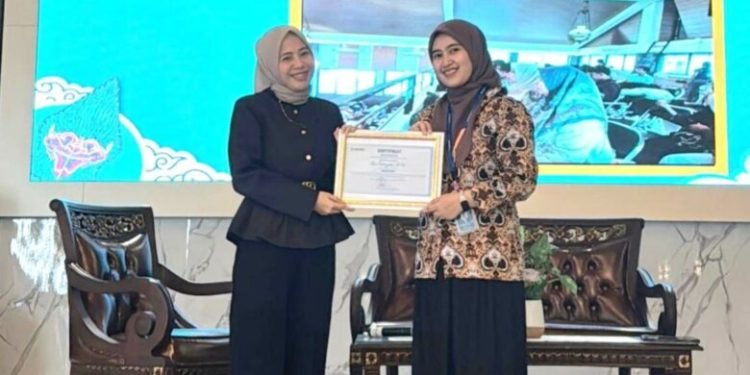 BANDAR LAMPUNG  – Perkembangan teknologi digital dinilai memunculkan tantangan baru terhadap kesehatan mental masyarakat, terutama generasi muda. Kondisi tersebut menuntut calon konselor mampu beradaptasi dengan pendekatan konseling yang lebih relevan dan humanis.Isu itu mengemuka dalam kuliah umum mahasiswa Bimbingan dan Konseling Universitas Indraprasta PGRI (Unindra) yang menghadirkan dosen Bimbingan dan Konseling Pendidikan Islam (BKPI) Universitas Islam Negeri (UIN) Raden Intan Lampung, Tika Febriyani, M.Pd, sebagai narasumber pada Sabtu, 9 Mei 2026.Di hadapan sekitar 700 mahasiswa dan dosen BK Unindra di Aula Kampus C Unindra, Tika membahas inovasi model konseling dan penguatan kesehatan mental di era digital.Ia menekankan pentingnya pendekatan konseling yang tidak hanya fokus pada penyelesaian masalah, tetapi juga membantu individu memahami dirinya secara utuh.Salah satu pendekatan yang disorot ialah Gestalt, metode konseling yang menekankan kesadaran diri dan pengalaman saat ini.Menurut Tika, pendekatan tersebut relevan digunakan di tengah meningkatnya tekanan psikologis akibat perubahan sosial dan perkembangan teknologi.“Banyak persoalan mental muncul karena individu tidak menyadari emosi dan pengalaman dirinya sendiri. Konseling Gestalt membantu seseorang lebih sadar terhadap apa yang sedang dirasakan,” katanya.Ia menjelaskan terdapat empat konsep utama dalam pendekatan Gestalt, yakni here and now, awareness, figure-ground, dan unfinished business yang berkaitan dengan persoalan emosional masa lalu yang belum terselesaikan.Kuliah umum bertema “Empowering Future Counselors: Inovasi Model Konseling dan Penguatan Kesehatan Mental di Era Digital” itu juga menghadirkan sejumlah akademisi dan praktisi lainnya.Ketua Program Studi BK Universitas Sultan Ageng Tirtayasa, Arga Satrio Prabowo, M.Pd, memaparkan pendekatan person centered, sedangkan psikolog Agung Wahyu Prasetyo, M.Psi., mengulas penyesuaian diri dan kesehatan mental.Adapun Dr. Rizky Fajar Meirawan, S.K.H., M.Vet, membahas pentingnya menjaga kesehatan mental di lingkungan keluarga, sekolah, dan dunia kerja.Melalui kegiatan tersebut, mahasiswa BK didorong untuk lebih siap menghadapi dinamika persoalan psikologis masyarakat di era digital yang terus berkembang. [De]