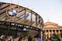 Orang-orang mengunjungi stan luar ruangan BMW di ajang International Motor Show Germany (IAA Mobility) di Munich, Jerman, pada 8 September 2021. (Xin)