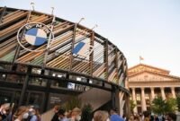 Orang-orang mengunjungi stan luar ruangan BMW di ajang International Motor Show Germany (IAA Mobility) di Munich, Jerman, pada 8 September 2021. (Xin)