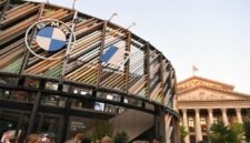 Orang-orang mengunjungi stan luar ruangan BMW di ajang International Motor Show Germany (IAA Mobility) di Munich, Jerman, pada 8 September 2021. (Xin)