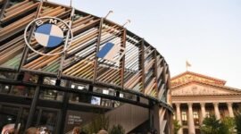 Orang-orang mengunjungi stan luar ruangan BMW di ajang International Motor Show Germany (IAA Mobility) di Munich, Jerman, pada 8 September 2021. (Xin)