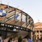 Orang-orang mengunjungi stan luar ruangan BMW di ajang International Motor Show Germany (IAA Mobility) di Munich, Jerman, pada 8 September 2021. (Xin)