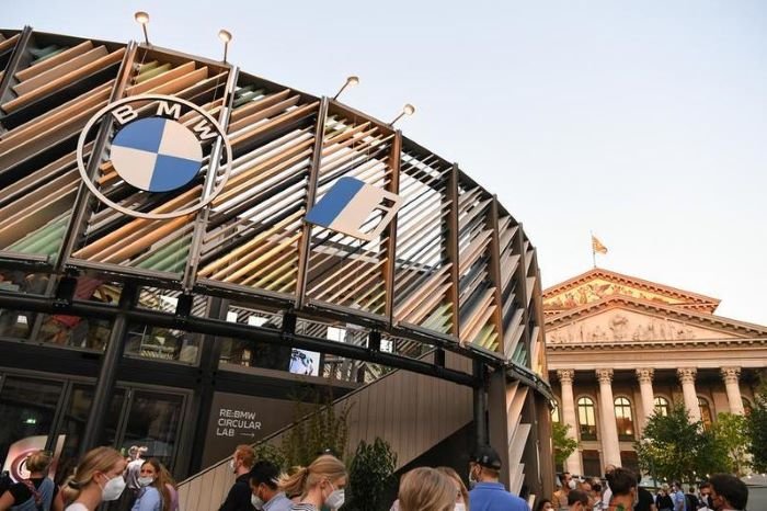 Orang-orang mengunjungi stan luar ruangan BMW di ajang International Motor Show Germany (IAA Mobility) di Munich, Jerman, pada 8 September 2021. (Xin)