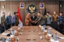 
Penandatanganan naskah perjanjian hibah dan berita acara serah terima pengembangan Bandar Udara Maleo di Kabupaten Morowali, Sulawesi Tengah, dari PT Zhenshi Indonesia Industrial Park kepada Direktorat Jenderal Perhubungan Udara Kemenhub RI di Jakarta, pada Selasa (21/7).[Kemenhub]