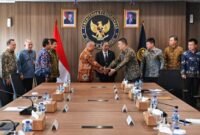 
Penandatanganan naskah perjanjian hibah dan berita acara serah terima pengembangan Bandar Udara Maleo di Kabupaten Morowali, Sulawesi Tengah, dari PT Zhenshi Indonesia Industrial Park kepada Direktorat Jenderal Perhubungan Udara Kemenhub RI di Jakarta, pada Selasa (21/7).[Kemenhub]
