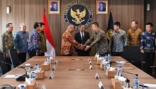 
Penandatanganan naskah perjanjian hibah dan berita acara serah terima pengembangan Bandar Udara Maleo di Kabupaten Morowali, Sulawesi Tengah, dari PT Zhenshi Indonesia Industrial Park kepada Direktorat Jenderal Perhubungan Udara Kemenhub RI di Jakarta, pada Selasa (21/7).[Kemenhub]