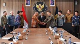 
Penandatanganan naskah perjanjian hibah dan berita acara serah terima pengembangan Bandar Udara Maleo di Kabupaten Morowali, Sulawesi Tengah, dari PT Zhenshi Indonesia Industrial Park kepada Direktorat Jenderal Perhubungan Udara Kemenhub RI di Jakarta, pada Selasa (21/7).[Kemenhub]