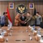 
Penandatanganan naskah perjanjian hibah dan berita acara serah terima pengembangan Bandar Udara Maleo di Kabupaten Morowali, Sulawesi Tengah, dari PT Zhenshi Indonesia Industrial Park kepada Direktorat Jenderal Perhubungan Udara Kemenhub RI di Jakarta, pada Selasa (21/7).[Kemenhub]