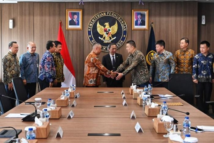 
Penandatanganan naskah perjanjian hibah dan berita acara serah terima pengembangan Bandar Udara Maleo di Kabupaten Morowali, Sulawesi Tengah, dari PT Zhenshi Indonesia Industrial Park kepada Direktorat Jenderal Perhubungan Udara Kemenhub RI di Jakarta, pada Selasa (21/7).[Kemenhub]