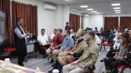 Fakultas Sains dan Teknologi (FST) Universitas Islam Negeri (UIN) Raden Intan Lampung (RIL) bekerja sama dengan Connect Lampung menggelar kegiatan Cultural Exchange: Introducing Lampung Culture to the World, Selasa (19/05/2026).[De]