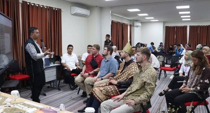 Fakultas Sains dan Teknologi (FST) Universitas Islam Negeri (UIN) Raden Intan Lampung (RIL) bekerja sama dengan Connect Lampung menggelar kegiatan Cultural Exchange: Introducing Lampung Culture to the World, Selasa (19/05/2026).[De]