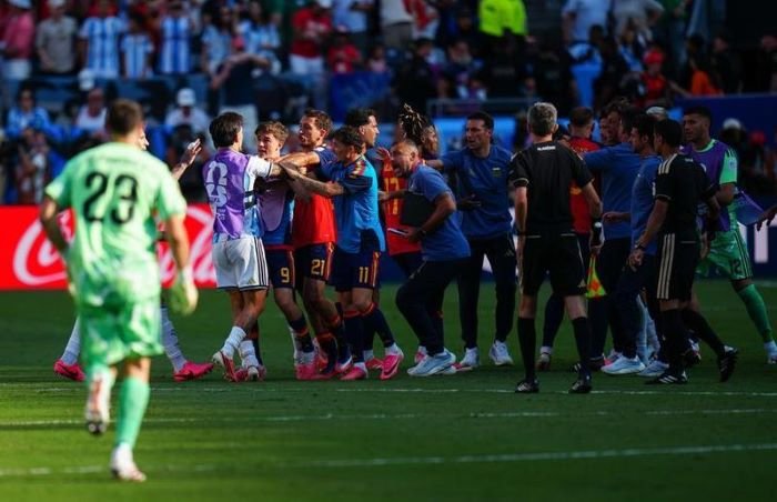 FIFA dan Bola Argentina Pasca Bentrok Lawan Spanyol. Pertandingan berakhir 1-0 untuk Spanyol dan mengantar Spanyol sebagai Juara Dunia [Xin]